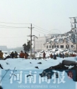 千余小学生抄近路翻垃圾堆上学 冬季似翻雪山